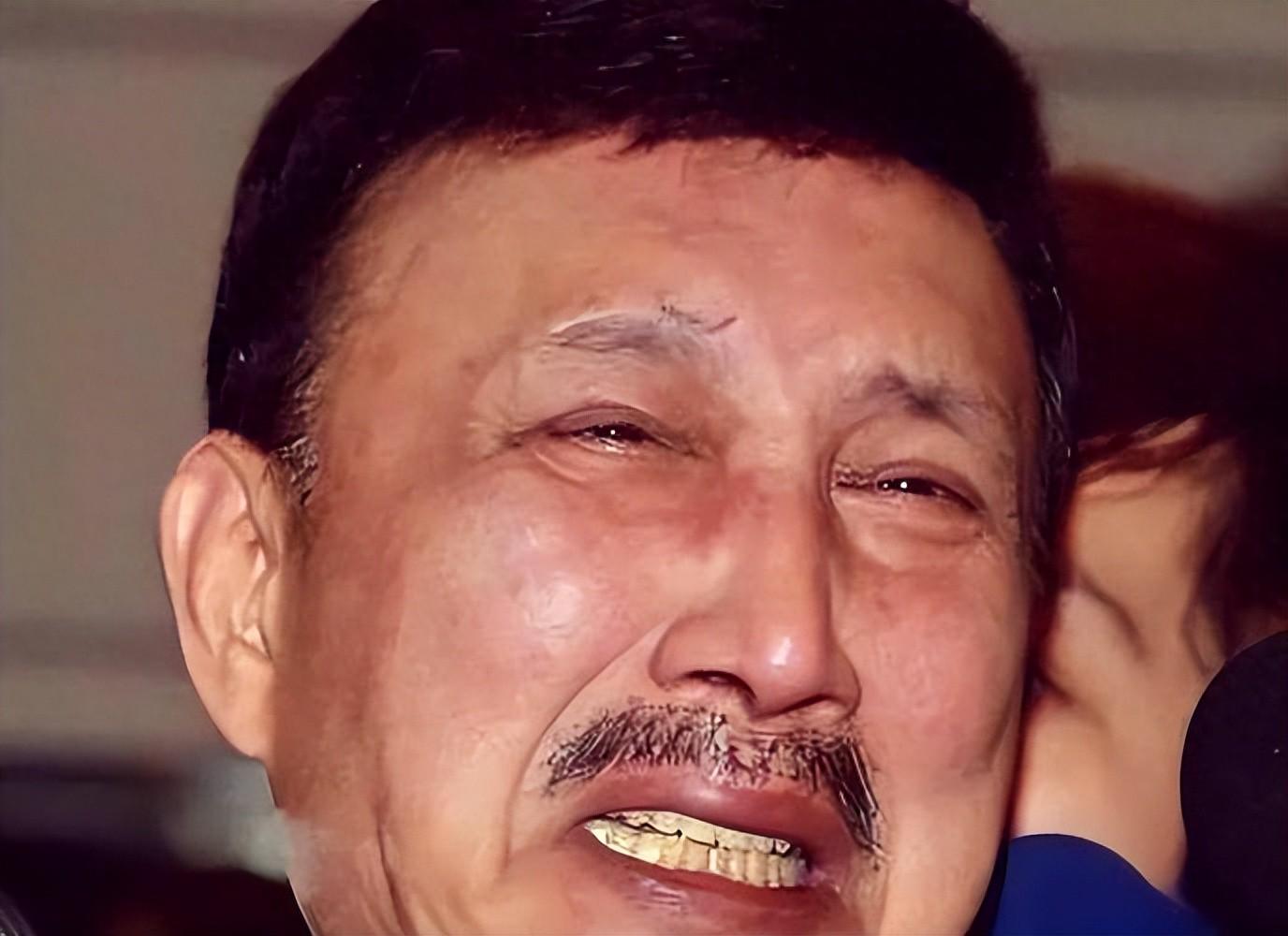 完美体育曾是歌坛一代天王,却沦为臭名昭著的台独分子,今家破人亡下场惨