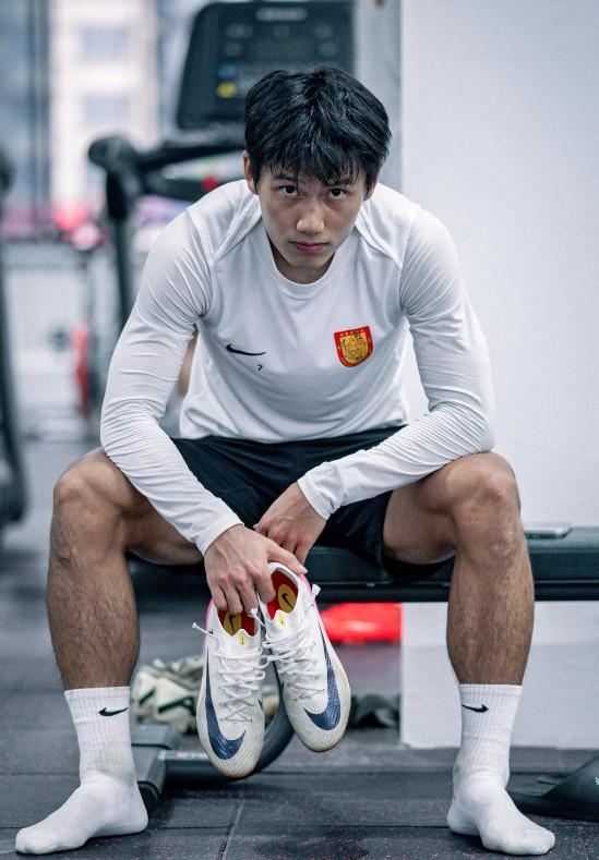 完美体育向余望晒照:做自己的天做自己的地,积极向上无所畏惧